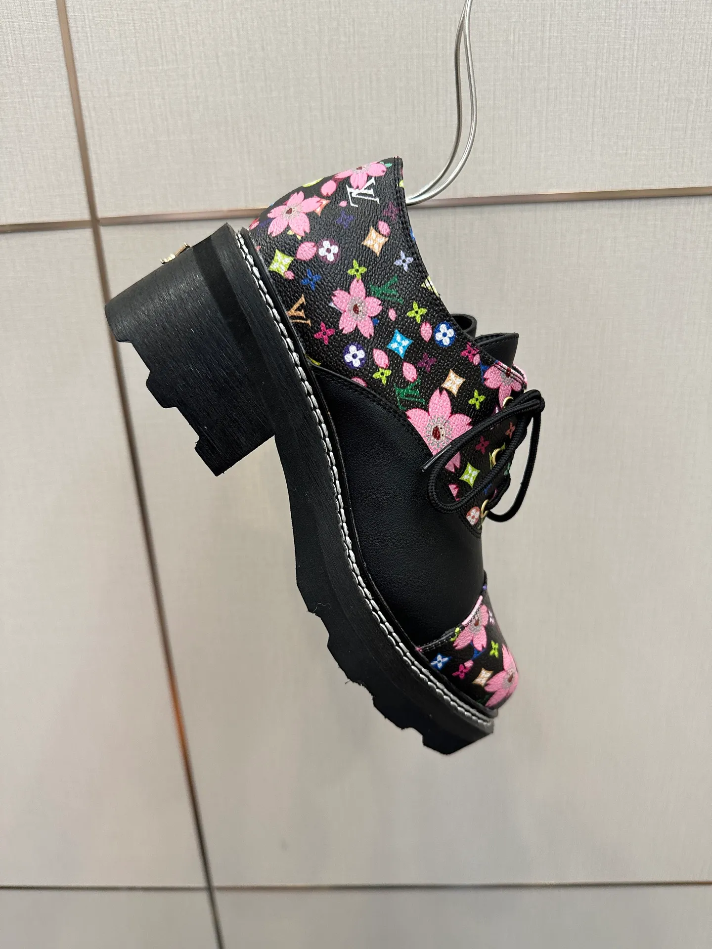 👟👟Ex-factory price 720👟👟 LOUIS VUITTON Louis Vuitton counter latest model top version LV inner cowhide material is real! Original 1:1 material reproduction! Modern and casual in one! Release a strong aura like a queen 🔥Capture everyone's attention instantly💃 Inner/foot pads: imported cowhide Fabric: cowhide Outsole: full genuine leather Code number: 35-41 (40, 41, 42 customizations are not returnable)